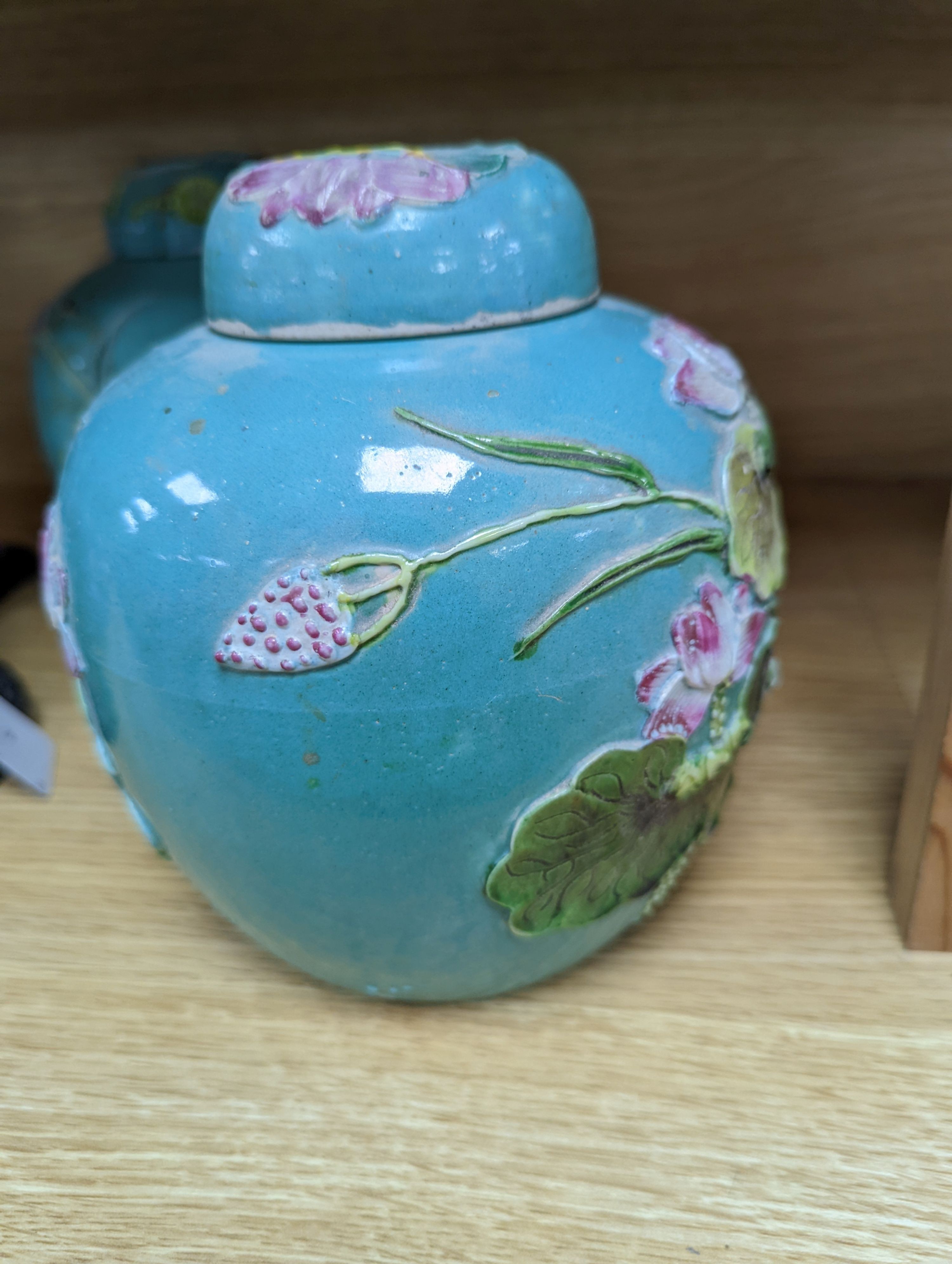 A pair of Chinese enamelled porcelain jars and covers, early 20th century, 17.5cm